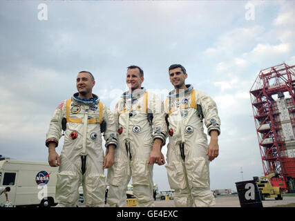 (Janvier 1967) Le premier équipage d'Apollo 1, Virgile I (Gus) Grissom, Edward H. White, II, et Roger B. Chaffee, au cours de l'entraînement en Floride. Le 27 janvier 1967, l'équipage a été tué lorsqu'un incendie a éclaté dans leur capsule pendant les tests. Apollo 1 avait été désigné comme- 204 mais après l'incendie, les veuves des astronautes a demandé que la mission considérée comme l'Apollo 1 et missions suivantes seront numérotés à la suite du vol qui n'a jamais fait dans l'espace. Banque D'Images