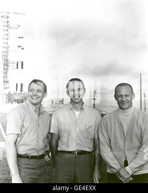 Apollo 11 de la NASA, l'équipage de Neil A. Armstrong, commandant ; Michael Collins, pilote du module de commande ; et Buzz Aldrin, pilote du module lunaire Apollo/se tenir près de la Saturn V véhicule spatial qui serait éventuellement les transporter dans l'espace le 16 juillet 1969. Image #  : 69-H-913 Date : 20 mai 1969 Banque D'Images