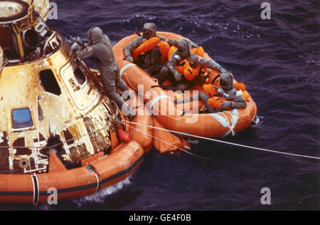 (24 juillet 1969) Le lieutenant Pararescueman Clancy Hatleberg ferme la trappe comme vaisseau Apollo 11 astronautes Neil Armstrong, Michael Collins et Buzz Aldrin, Jr., ramassage de l'hélicoptère attendent leur radeau. Ils éclaboussé jusqu'à 12:50 pm HAE 24 juillet 1969, à 900 milles au sud-ouest d'Hawaï après le succès d'alunissage de la mission. Image #  : 108-KSC-69PC-452 Banque D'Images