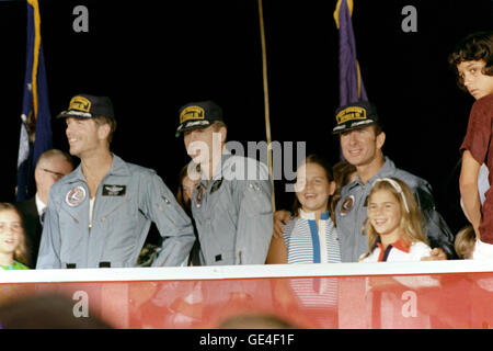 (8 août 1971) Les trois membres d'équipage d'Apollo 15 recevoir un accueil à leur arrivée sur la base aérienne d'Ellington, Houston, Texas, après en huit heures de vol à bord d'un C-141 de l'US Air Force d'avions à réaction d'Hawaï. De gauche à droite sont : les astronautes David R. Scott, Alfred M. Worden et James B. Irwin. Les membres de la famille de l'astronaute identifiés dans l'image sont de gauche à droite : la fille de Scott, le père de Tracy ; Worden, Merrill Worden ; Worden's daughter, Merrill ; et les deux filles de Irwin, de la joie et de Jill. Image #  : S71-43428 Banque D'Images