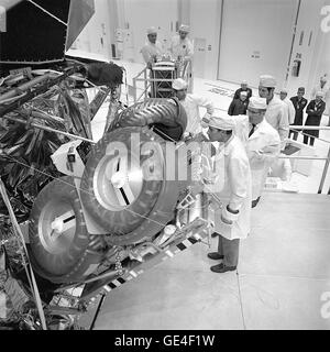 (12 novembre 1971), commandant d'Apollo 16, John Young, centre, pilote du module lunaire et Charles Duke, premier plan, inspecter le Rover lunaire ils vont utiliser pour le transport sur la Lune au cours d'un test de déploiement dans le Manned Spacecraft Operations Building au Centre spatial Kennedy. Le Rover est stocké dans l'ascension de l'étape le module lunaire pour le voyage à la surface lunaire. Cette inspection est venu au cours d'un examen de la surface lunaire Apollo Les expériences menées au spatioport. Lancement est fixé pour le 17 mars. Banque D'Images