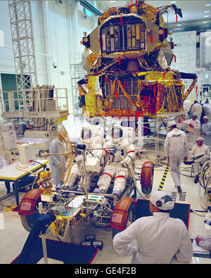 (8 août 1972), commandant d'Apollo 17 Eugene A. Cernan et pilote du module lunaire Jack H. Harrison Schmitt se préparent le Rover lunaire (LRV) et le relais de communication (LCRU) simulation de mission. L'astronaute de l'équipe de soutien Gordon Fullerton, debout, à gauche, porte sur les procédures d'essai pour être exécuté dans la grande baie de du Manned Spacecraft Operations Building (MSOB). Le Module lunaire phases de montée et de descente également recevoir le preflight commander en prévision de la sixième mission d'atterrissage lunaire habité américain. Image #  : 72PC-1209 Banque D'Images