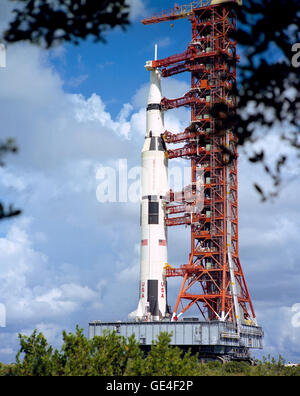 Le véhicule Apollo 17, y compris la pile Saturn V, est transporté à l'aire A du Kennedy Space Center le 28 août 1972. Cette mission, le dernier des atterrissages lunaires Apollo de la NASA, était pilotée par Eugene A. Cernan, Ronald E. Evans et Harrison H. Schmitt. Banque D'Images