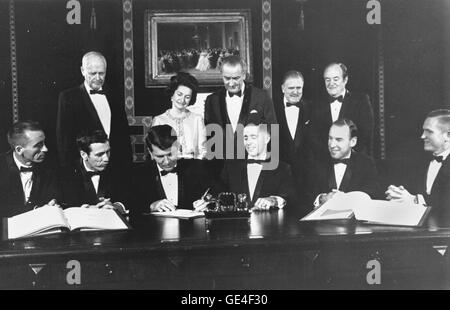 Apollo 7 et 8 équipages de signer un document commémoratif pour être accroché dans le traité de la Maison Blanche à honorer l'occasion. Ceux qui signent sont de gauche à droite : les astronautes d'Apollo 7 : Walter Cunningham, Donn Eisele, F. et Walter M. Schirra. Les astronautes d'Apollo 8 : William A. Anders, James A. Lovell, Jr., et Frank Borman. Comité permanent sont : Charles A. Lindbergh (également un cosignataire) Lady Bird Johnson Le Président Lyndon B. Johnson, administrateur de la NASA, James E. Webb, Vice-Président Hubert H. Humphrey. Image #  : 68-H-1300 Date : 3 décembre 1968 Banque D'Images