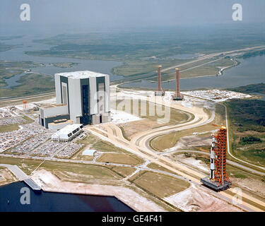 Une vue aérienne de la Saturn V d'Apollo accessible véhicule d'essai roulant hors de l'Édifice de l'Assemblée du véhicule (VAB) et la position de lancer Complex 39A. Ce véhicule d'essai, désigné sous le nom d'Apollo Saturn 500F, ne pourront jamais faire le voyage vers la lune. Cependant, il est utilisé pour vérifier les installations de lancement, de former les équipes de lancement, et d'élaborer des procédures de test et de commander. Image #  : 66PC-0072 Banque D'Images