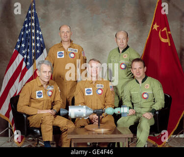 (Mars 1975) Ces cinq hommes comprenant les deux premiers équipages de l'États-Unis-URSS Projet Test Apollo-soyouz (ASTP) mission d'amarrage en orbite terrestre . Ils sont astronaute Thomas P. Stafford (debout à gauche), commandant de l'équipage américain ; le cosmonaute Alexei A. Leonov (sur la droite), commandant de l'équipage de l'astronaute soviétique ; Donald K. Slayton (assis à gauche), module d'amarrage pilote de l'équipage américain astronaute ; D. Vance Brand (assis au centre), pilote du module de commande de l'équipage américain ; et le cosmonaute Valeriy N. Kubasov (assis à droite), ingénieur de l'équipe soviétique. ASTP a officiellement commencé Banque D'Images