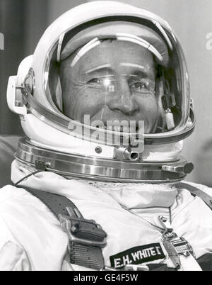 (3 juin 1965) L'astronaute Edward H. White II, pilote de la NASA pour la mission Gemini IV est illustré dans l'équipage est prêt prix au lancement 16 complexe, adapté et prêt à rouler le van pour lancer 19 complexes d'insertion dans l'engin spatial. Le Gemini IV vol a été lancé à 10:16 EDT le 3 juin 1965. L'objectif de la mission Gemini IV a été d'évaluer et de tester les effets de quatre jours dans l'espace sur l'équipage, l'équipement et les systèmes de contrôle. White accompli avec succès la première sortie dans l'américain au cours de la mission Gemini IV. Image #  : 65-H-916 Banque D'Images