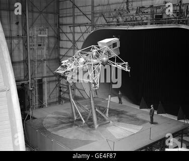 À la suite de l'écrasement d'une sœur la formation atterrissage lunaire véhicule à Ellington Field, à Houston, au Texas, le Bell 952 LLTV (NASA) a été envoyé, de Houston à Langley pour essais dans les 30 x 60 la pleine échelle Tunnel. Le LLTV a été retourné à Houston pour une formation plus utiliser un peu plus tard. 952 de la NASA est en exposition actuellement au Centre spatial Johnson à Houston, au Texas. Image #  : L-1969-00670 Date : 16 janvier, 1969 Banque D'Images