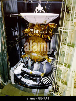 (31 octobre 1996) La sonde Cassini Saturne nouvellement assemblé subit les vibrations et les essais thermiques à l'installations du JPL à Pasadena, en Californie. Soumis à des semaines de "shake and bake" tests qui imitent les forces et les températures extrêmes le satellite pendant le lancement de l'expérience et de vols spatiaux. La mission Cassini est en orbite autour de Saturne pour quatre ans et d'étudier la planète, ses anneaux et ses lunes en détail. La grande lune Titan est la principale cible d'exploration, et Cassini effectuera la sonde Huygens, (gold-circulaire mylar objet vu ici monté sur l'avant de l'engin spatial) à Banque D'Images