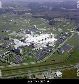 Le 9 avril 1983, la navette Challenger a été transportée au sommet du Shuttle Carrier Aircraft (SCA) pour son retour au Kennedy Space Center, en passant au-dessus du Johnson Space Center et de la skyline de Houston. Banque D'Images