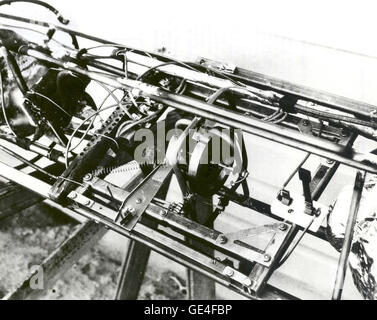 Un close-up de Dr Robert H. Goddard's gyroscope et pièces connexes utilisés dans la stabilisation de la fusée à l'essai le 19 avril 1932, dans le Nouveau Mexique. La fusée était peint aussi pour montrer qu'autour de l'axe de la révolution s'est produite pendant le vol. Le Dr Goddard a été reconnu comme le père de la fuséologie américaine et comme l'un des pionniers dans l'exploration théorique de l'espace. Robert Hutchings Goddard, né à Worcester, Massachusetts, le 5 octobre 1882, était un scientifique théorique aussi bien que pratique ingénieur. Son rêve était la conquête de la haute atmosphère et, finalement, l'grâce à l'utilisation Banque D'Images