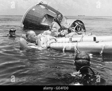 Premier équipage pour le vol spatial Gemini 5, les astronautes Charles Conrad Jr, (dans l'eau) et L. Gordon Cooper Jr., (en série) à la pratique des techniques de survie après la sortie de leur engin spatial Gemini Article V statique dans le golfe du Mexique. Cooper est pilote de commande et Conrad est pilote pour la mission Gemini 5. Image #  : S65-39907 Date : juillet 21, 1965 Banque D'Images