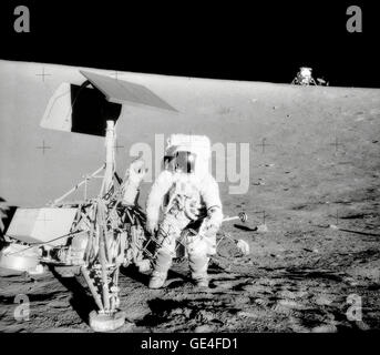 Le commandant d'Apollo 12 Charles Conrad Jr. inspecte le vaisseau Surveyor III lors de la deuxième EVA sur l'océan des tempêtes de la Lune. Le module lunaire Intrepid est en arrière-plan et les composants de Surveyor III ont été renvoyés pour analyse. Banque D'Images