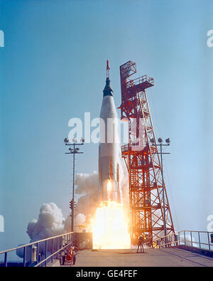 Mercury-Atlas 9 décollera de pad 14 à Cap Canaveral avec l'astronaute Gordon Cooper L. à bord de la FOI 7 pour la nation la plus longue du vol orbital habité. Le décollage s'est produit à 8 h 04 HNE, le 15 mai 1963. Et 34 heures, 20 minutes, 30 secondes et 22 orbites plus tard, Gordon Cooper se reposait dans sa foi 7 capsule spatiale dans le bleu de l'océan Pacifique. Image #  : 63C-1414 Banque D'Images