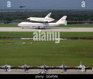 Le plus récent ajout à l'orbiteur de la navette spatiale Endeavour, flotte, arrive au KSC au sommet de la navette 747 avions de transport aérien le 7 mai. OV-105 a été être demated du Boeing, et remorqué jusqu'à l'Édifice de l'Assemblée du véhicule pour l'installation de plusieurs éléments. L'étape suivante a été un long séjour dans l'orbiter processing facility pour une première série de rigoureux tests de débit. S'efforcer lancé sur sa première mission, STS-49, exactement 1 an plus tard, le 7 mai 1992 Image #  : 91PC-0872 Date : 7 mai 1991 Banque D'Images