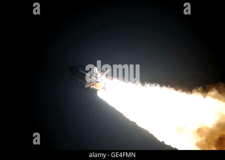 La navette spatiale Endeavour, transportant l'équipage de sept membres du STS-123, a été lancée à l'heure prévue à 2 h 28 HAE pour une mission à destination de la Station spatiale internationale. L'équipage comprenait des astronautes de la NASA et Takao Doi, astronaute de la JAXA, qui ont été chargés de livrer la première section du laboratoire japonais Kibo. Banque D'Images