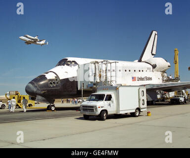 La navette spatiale Endeavour reçoit une salve de haut vol de sa sœur, la navette Columbia, au sommet de l'avion porteur de la NASA Navette, peu après l'atterrissage d'Endeavour le 12 octobre 1994, à l'Edwards, en Californie, afin de remplir la mission STS-68. Colombie-britannique entre le Centre spatial Kennedy, en Floride, à l'Air Force Plant 42, Palmdale, Californie, où il a subi six mois d'inspections, de modifications et de mises à niveau des systèmes. Le STS-68 mission de 11 jours a été consacrée à l'imagerie radar de la géologie avec l'espace laboratoire radar. L'orbiteur est entouré par de l'équipement et du personnel Banque D'Images