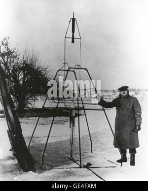 Le Dr Robert H. Goddard et une fusée de l'essence de l'oxygène liquide dans le cadre de laquelle il a été congédié le 16 mars 1926, à Auburn, Massachusetts. De 1930 à 1941, le Dr Goddard fait des progrès significatifs dans le développement de fusées de plus en plus grands, qui ont atteint une altitude de 2400 mètres, et raffiné son matériel pour l'orientation et de contrôle, ses techniques de soudage, et son isolation, pompes et autres équipements associés. À bien des égards, le Dr Goddard a jeté les fondements essentiels de fusées. Il est considéré comme l'un des pères de l'astromodelisme avec Konstantin Tsiolovsky Banque D'Images