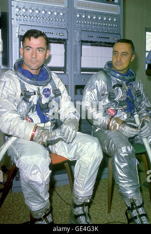 Les astronautes John W. Young (à gauche) et Virgil I. "Gus" Grissom prendre part à des exercices de formation d'équipage pour la mission Gemini VI qui était prévu pour la première fonction d'insertion de deux vaisseaux spatiaux en orbite. (Cinq jours après cette photo a été prise la cible (station d'Agena Véhicule cible) a échoué pendant le lancement et Gemini VI est replanned à voler une mission de rendez-vous avec Gemini VII en décembre 1965. Il est devenu le premier rendez-vous réussi entre deux engins spatiaux en équipage.) Image #  : 65-H-GT6 Date : 20 Octobre 1965 Banque D'Images