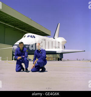 Les premiers membres de l'équipage de la navette spatiale des tests d'approche et d'atterrissage (ALT) sont photographiés à l'Rockwell International de la Division de l'espace Installation d'assemblage de l'orbiteur à Palmdale, Californie. La navette Enterprise est commandé par l'ancien pilote du module lunaire Apollo 13, Fred Haise (à gauche) avec C. Gordon Fullerton comme pilote. La navette spatiale Enterprise a été nommé d'après le personnage de Starship Enterprise la populaire série télévisée des années 60, Star Trek. Image #  : S76-29566 Banque D'Images