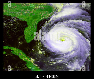 Les satellites météorologiques GOES a pris cette image de l'Ouragan Fran alors qu'elle commençait sa désastreuse voyage vers le nord le long de la côte Est en 1996. La tempête a frappé la côte sud de la Caroline du Nord le 5 septembre, avec des vents soutenus d'environ 115 mi/h et des rafales jusqu'à 125 mph. À un moment donné, 1,7 millions de clients en Caroline du Nord et 400 000 clients en Virginie a perdu l'électricité. La tempête a causé environ 5 milliards de dollars en dommages-intérêts en Caroline du Nord seulement, rendant plus coûteux le troisième Fran l'ouragan de l'histoire des États-Unis. Banque D'Images