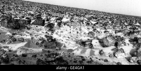 Cette photo haute résolution de la surface de Mars a été prise par Viking Lander 2 Utopia Planitia à son site d'atterrissage le 18 mai 1979, et relayée à terre par Orbiter 1 le 7 juin dernier. Il montre une fine couche de glace d'eau sur les rochers et le sol. L'époque de l'apparition de gel correspond presque exactement avec l'accumulation de givre une année martienne (23 mois) avant de la Terre. Image #  : P-21841 Date : 18 mai, 1979 Banque D'Images