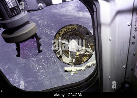 Le premier single de l'équipage EVA tentative de capture de l'Intelsat VI vu de l'arrière d'envol d'Endeavour sous windows. Spécialiste de mission EVA Pierre Thuot debout sur le Remote Manipulator System (RMS) effecteur plate-forme, avec la barre de capture par satellite d'essayer de le joindre à la flotte de satellite de communication. Image #  : M049-36-006 10 mai 1992 Banque D'Images