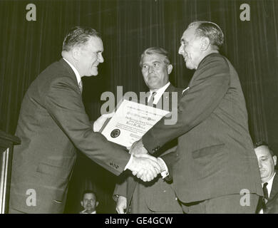 (15 octobre 1964) L'administrateur de la NASA James E. Webb présente le groupe Achievement Award à Kennedy Space Center Dr. Kurt Debus, Directeur du Centre spatial Kennedy pour son rôle dans le lancement réussi de la fusée Saturn I. Banque D'Images