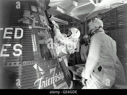 Le Mercure du projet L'astronaute John Glenn H., Jr. entre son amitié de mercure 7 capsule avant lancement le 20 février 1962. À 9:47 h (HNE), son véhicule de lancement de l'Atlas l'a soulevé en orbite pour son vol d'une durée de 4 heures, 55 minutes et 23 secondes. À bord de l'Amitié 7, Glenn est devenu le premier Américain en orbite autour de la Terre, et le troisième américain à voler dans l'espace. Un signal d'erreur indiquant un problème avec l'écran thermique de la NASA forcé les contrôleurs de mission de réduire le vol à seulement trois orbites, mais Glenn est revenu sur Terre en toute sécurité. Image #  : S63-01207 Date : 20 février 1962 Banque D'Images