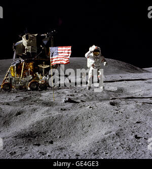 Le 21 avril 1972, le commandant de l'Apollo 16, John W. Young, saute et salue le drapeau américain sur la Lune pendant l'EVA-1, avec le module lunaire Orion et le véhicule mobile lunaire à proximité. Banque D'Images