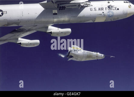 (1971) Cette photo montre le M2-F3 corps de levage en cours de lancement de la NASA's B- 52 mothership au NASA Flight Research Centre (FRC--maintenant le Armstrong Flight Research Center), Edwards, Californie. Une flotte de fuselages volé à l'ERS de 1963 à 1975 a démontré la capacité des pilotes à manœuvrer en toute sécurité et un véhicule terrestre sans ailes conçu pour retourner à la terre de l'espace et être reçu comme un avion à une place. Image #  : EC71-2774 Banque D'Images