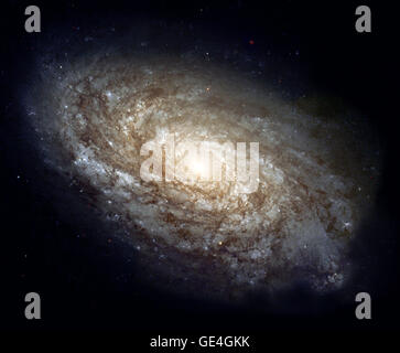 (3 juin 1999) En 1995, la galaxie spirale NGC 4414 majestueux a été imagé par le télescope spatial Hubble dans le cadre de la TVH sur la clé du projet d'échelle de distance extragalactique. Une équipe internationale d'astronomes conduite par Wendy Freedman des observatoires de la Carnegie Institution of Washington, cette galaxie observée sur 13 occasions différentes au cours d'une période de deux mois. Les images ont été obtenues avec le télescope Wide Field Planetary Camera 2 (WFPC2) à travers trois filtres de couleur différentes. En fonction de leur découverte et les mesures de luminosité prudent d'étoiles variables dans NGC 4414, le projet clé astro Banque D'Images