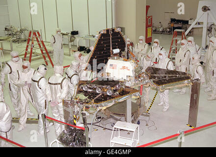 En Assemblage et installation d'Encapsulation-2 (SAEF-2), Jet Propulsion laboratory workers ferment le métal "pétales" de l'atterrisseur de Mars Pathfinder. Le petit robot Sojourner est visible sur l'un des trois pétales. Le 2 octobre 1996 Banque D'Images