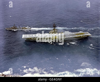 L'équipage de l'USS Le Kearsarge mots "Le mercure 9" sur le pont d'envol du navire tandis que sur le chemin de l'aire de récupération où l'astronaute Gordon Cooper devrait splash down dans sa "foi" 7 capsule spatiale Mercury. Image #  : S63-06338 15 Mai, 1963 Banque D'Images