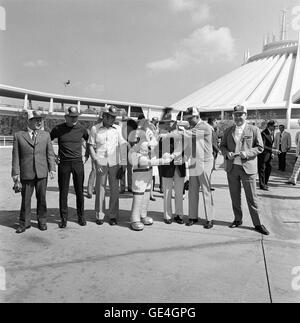 Un espace adapté à la souris de Mickey accueille les équipages soviétiques et américains du projet de test Apollo-soyouz mission à Disney World. Les équipages ont effectué un voyage à Disney World pendant une tournée d'inspection de trois jours de NASA's Kennedy Space Center. Les membres d'équipage sont, de gauche à droite, cosmonaute russe Valeriy N. Kubasov, ingénieur à l'équipage de l'astronaute soviétique ; Donald K. Slayton, pilote du module d'équipage américain de l'astronaute ; D. Vance Brand, pilote du module de commande de l'équipage américain ; le cosmonaute Alekseï Leonov A., commandant de l'équipage soviétique ; astronaute Thomas P. Stafford, commandant de l'équipage américain ; et cosm Banque D'Images