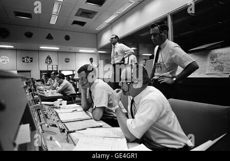 Vue de l'activité sur la console du directeur de vol dans la salle de contrôle des opérations de mission dans le centre de contrôle de mission, bâtiment 30, le premier jour de la mission Apollo 10 en orbite lunaire. Assis sont Gerald D. Griffin (premier plan) et Glynn S. Lunney, Shift 1 (noir) L'équipe de directeurs de vol. Milton L. Windler, debout derrière eux, est le directeur de vol de Shift 2 (marron) de l'équipe. Dans le centre historique, debout, est le Dr Christopher C. Kraft Jr., M.SC. Directeur des opérations aériennes. Numéro de la photo : S69-34038 Date : 18 mai, 1969 Banque D'Images