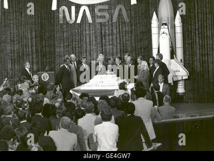 (19 octobre 1983) Le président Ronald Reagan lors d'employés de la NASA adressée célébration du 25e anniversaire de la NASA au National Air and Space Museum, le 19 octobre 1983. Sur scène, autour du gâteau (de gauche à droite) : les astronautes Guion Bluford et Dale Gardner (caché) ; Dr William Thornton ; Daniel Brandenstein ; Richard vraiment (caché) ; James M. Beggs, l'administrateur de la NASA, le Dr. Norman Thagard ; le président Ronald Reagan ; John Fabian ; Frederick Hauck ; David Walker, M. Rhea Seddon ; Ellison Onizuka ; Dr Anna Fisher ; Dr Steven Hawley. Banque D'Images