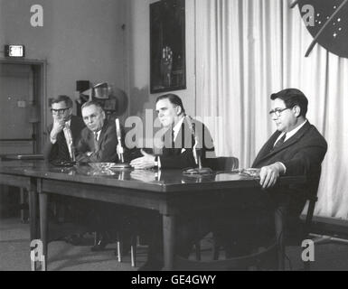 (12 avril 1961) Après le succès du vol spatial de Youri Gagarine, le premier à voler dans l'espace, ainsi que de la Terre en orbite, la NASA a tenu une conférence de presse au siège de la NASA à Washington, D.C., pour répondre aux questions concernant le vol de Gagarine et de la condition des le programme spatial américain. De gauche à droite : Dr Robert C. Seamans Jr., administrateur associé ; Dr Hugh L. Dryden, administrateur adjoint, M. James E. Webb, administrateur, et M. Abe Silverstein, directeur des programmes de vols spatiaux. Image # :61-WEBB-2 Banque D'Images