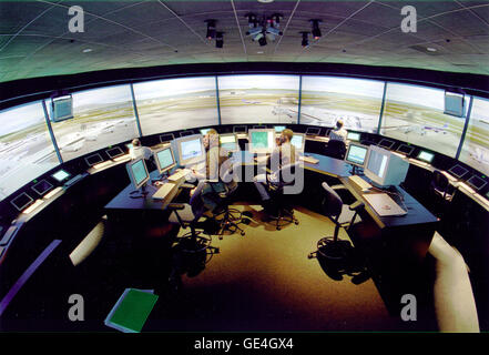 NASA's Virtual Tour de l'aéroport est situé à l'Ames Research Center, Moffett Field, en Californie. L'aéroport virtuel du Tour de 2 étages est une installation de simulation très sophistiqués, qui émulera Niveau 5 tours de contrôle du trafic aérien et les aéroports les plus achalandés. Il fournit la plate-forme pour procéder à des études sur les facteurs humains avec des résultats quantifiables en utilisant des contrôleurs du trafic aérien, des régulateurs et des gestionnaires de l'aéroport. Image #  :99-0095 ACD-1.1 Date : vers 1995 Banque D'Images