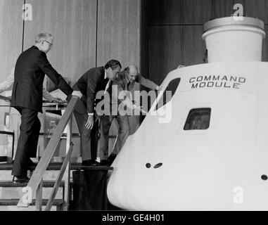 Le 1er avril 1974, le président Nixon a été informé sur le module de commandement Apollo avant la mission conjointe Apollo-Soyouz prévue pour 1975. Le briefing a été mené par l'astronaute Thomas Stafford, en présence de l'administrateur de la NASA, le Dr James Fletcher. Banque D'Images