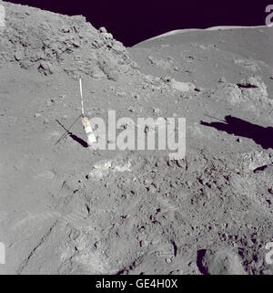 Vue de la surface au niveau de la station 4 (Shorty Crater) montrant la publicité faite autour des sols hautement orange qui l'équipage d'Apollo 17 sur la lune durant la deuxième Apollo 17 activité extravéhiculaire (EVA-2) à l'atterrissage de Taurus-Littrow. Le trépied-comme objet est le gnomon et tableau photométrique assemblée qui est utilisé comme une référence photographique pour établir l'angle du soleil vertical local, l'échelle et la couleur lunaire. Le gnomon est un des outils à main de la géologie lunaire Apollo. Image #  : COMME17-137-20990, 12 Décembre 1972 Banque D'Images