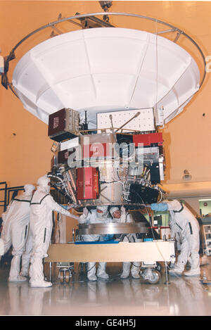 Cassini Rover Les techniciens du Kennedy Space Center préparent un panneau solaire ...