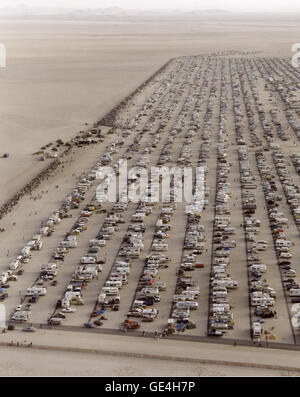 Les spectateurs se rassemblent en grand nombre au lit du lac sec de Rogers pour assister à l'atterrissage spectaculaire de la navette spatiale Columbia lors de sa mission STS-4. Cela a marqué un moment important dans l'histoire de l'exploration spatiale. Banque D'Images