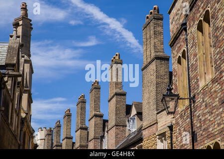 Une ligne de cheminées anciennes en brique située sur la rue de la Trinité à Cambridge, Royaume-Uni. Banque D'Images