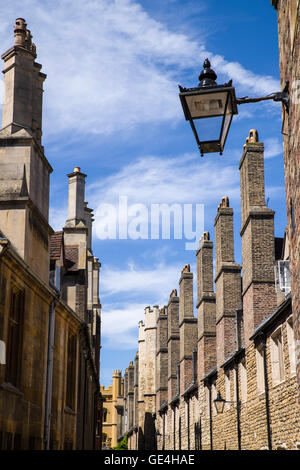 Une ligne de cheminées anciennes en brique située sur la rue de la Trinité à Cambridge, Royaume-Uni. Banque D'Images