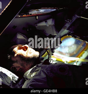 Une barbe fournie couvre le visage de l'astronaute Walter M. Schirra, Jr., commandant d'Apollo 7, comme il regarde par la fenêtre de rendez-vous en face de la gare du Commandant sur le neuvième jour de la mission Apollo 7 en orbite de la Terre. Image #  : COMME7-4-1596 Date : Octobre 20, 1968 Banque D'Images