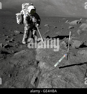 Geologist-Astronaut Harrison Schmitt, pilote du module lunaire Apollo 17, utilise une prise d'échantillonnage réglable pour récupérer des échantillons lunaires durant la deuxième activité extravéhiculaire (EVA-2), à la station 5 à la Taurus Littrow- site d'atterrissage. La nature cohésive de la sol lunaire est née par l'aspect "sale" de Schmitt combinaison spatiale. Un gnomon est au sommet du grand rocher au premier plan. Le gnomon est un stade rod monté sur un trépied, et sert d'indicateur de l'attraction gravitationnelle et vecteur fournit des renseignements exacts et de référence verticale longueur calibrée pour déterminer la taille et la position de l'objet Banque D'Images