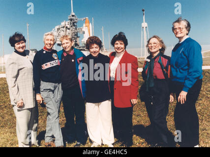 Exubérant et ravis d'être au centre spatial Kennedy, sept femmes qui ont aspiré à un vol dans l'espace se tenir en face de lancement 39B avec la navette spatiale Discovery, prête pour le décollage sur le premier vol de l'année 1995. Ces femmes étaient membres d'un groupe qui a été désigné comme première dame stagiaires astronaute (appartements, parfois aussi connu sous le nom de "Mercure" 13). Ce groupe de femmes a pris la médecine et certains des tests de dépistage qui ont été administrées à première classe d'astronautes de la NASA (7) Le mercure dans le début des années 1960. La télévision a été l'effort et d'un parrainage privé jamais un pro de la NASA Banque D'Images