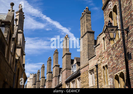 Une ligne de cheminées anciennes en brique située sur la rue de la Trinité à Cambridge, Royaume-Uni. Banque D'Images