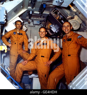 Description : L'équipage de Skylab 3 : L'astronaute Alan Bean L., premier plan, commandant, l'astronaute Owen K.-scientifique Garriott, gauche, la science ; pilote et astronaute Jack R. Lousma, pilote. Cet équipage a passé 59 jours et 11 heures en orbite. Image #  : 72-HC-90 Date : 2 février 1972 Banque D'Images